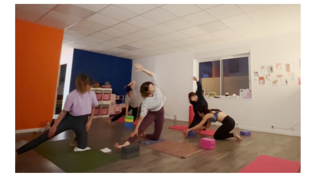 cours de yoga pour femmes corriger hypermobilité renforcer le corps