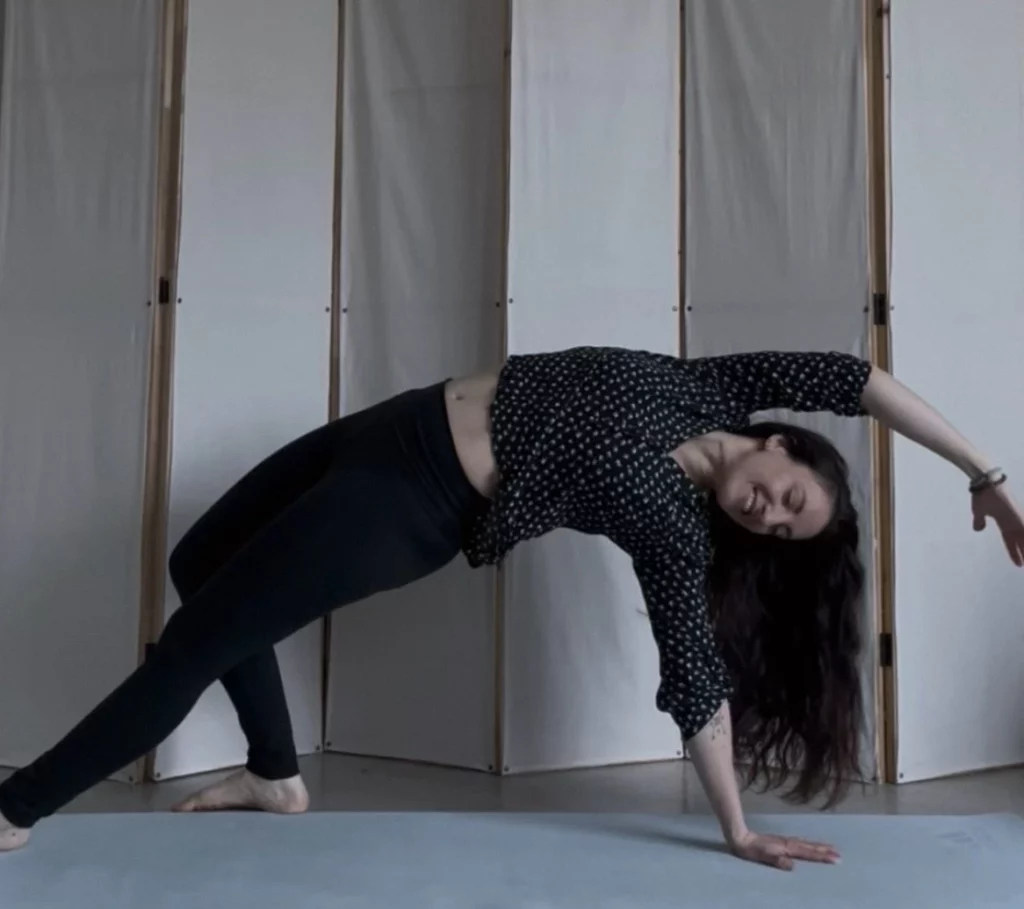 posture de yoga wild thing ouverture de coeur cours de yoga a Tours